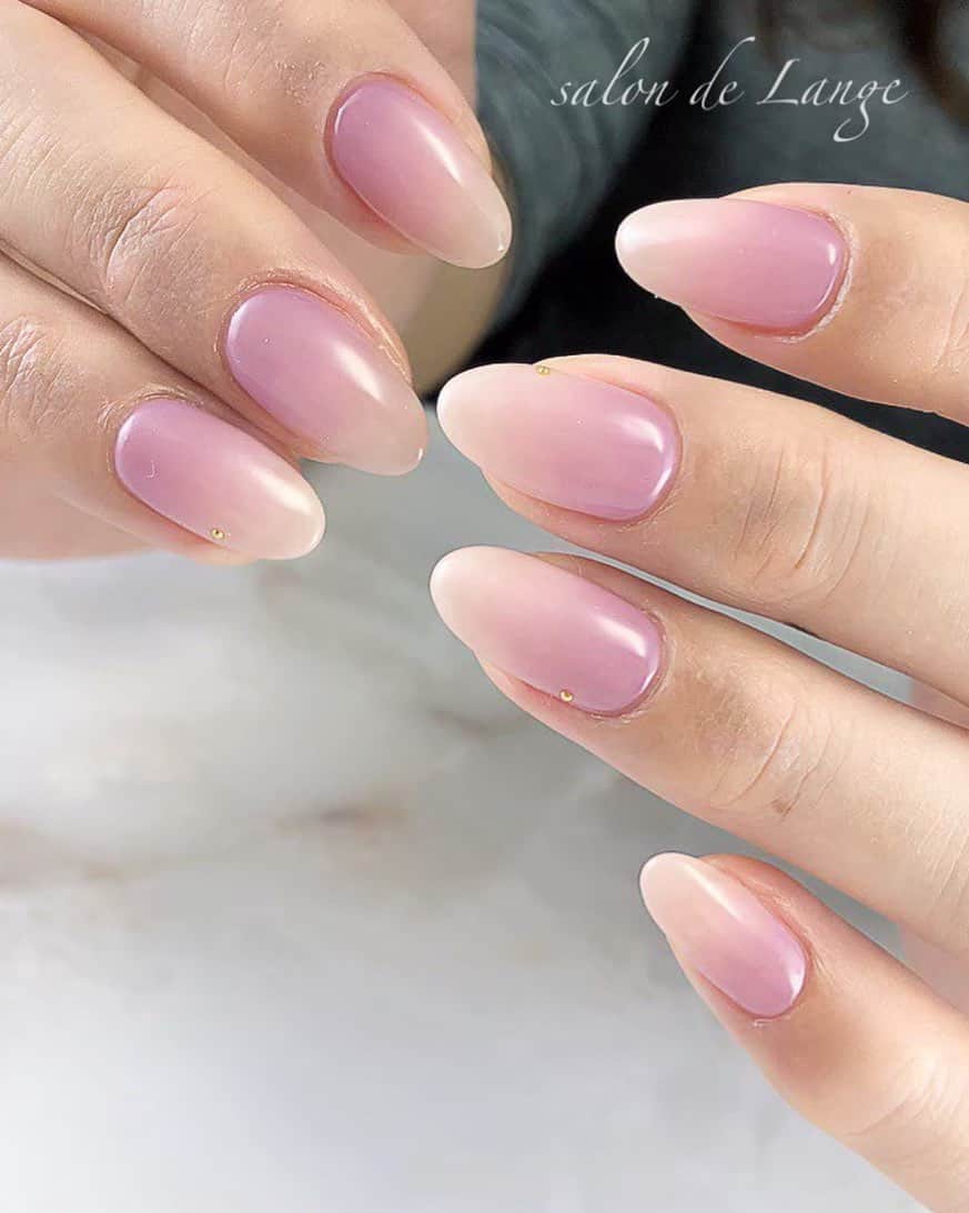 salon de Langeのインスタグラム：「* 爪が綺麗に見えるネイル💅﻿ ﻿ 以前に美咲さんが紹介してたカラーが天才的な﻿ 組み合わせ♡﻿ ﻿ ﻿ #SHINYGEL232 ﻿ #SHINYGEL235﻿ ﻿ ﻿ サロン再開に向けて﻿ デザイン提案やサロン衛生や予約管理や…﻿ 色々準備中です‼︎‼︎﻿ ﻿ ﻿ ﻿ mi-mi♡﻿ _______________________ ﻿ ﻿ ﻿ #ellabyshinygel ﻿ #ellastagram0314 ﻿ ﻿ #minakoyama ﻿ #salondelange ﻿ #サロンドランジェ﻿ #みーみ﻿ #児山未奈﻿ #名古屋のネイルサロン ﻿ #名駅ネイルサロン ﻿ #爪に優しいネイルサロン﻿ #衛生管理を徹底しています ﻿ _______________________ ﻿ ﻿ ＊salon de Lange（ｻﾛﾝﾄﾞﾗﾝｼﾞｪ）は﻿ 　ただ今休業中です。﻿ ﻿ _______________________﻿ ﻿ ﻿ #今できる事﻿ #収束後に向けて﻿ #貴重な時間を﻿ #大切に過ごしてます﻿ ﻿」