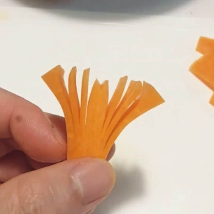 gakuのインスタグラム：「🥕Carrot iris 🥕菖蒲人参 たまには日本料理技術の紹介  #carving #vegetablecarving  #ベジタブルカービング #野菜アート #野菜彫刻 #むきもの#mukimono#日本料理」