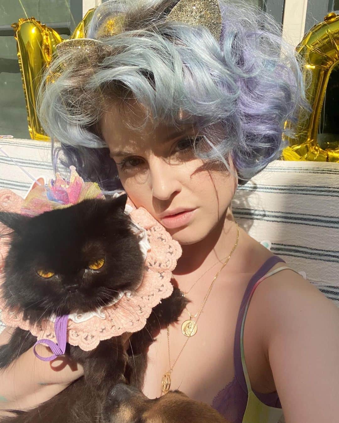 ケリー・オズボーンのインスタグラム：「Today is #MeowMeows second birthday so we had a #Purrty #CarazyCatLady 💜🎈🎂 ps @jackosbourne shut up your rude comments about my love for my cat are not welcome. There is a reason you were not invited to the Purrty 🤣🤣🤣」