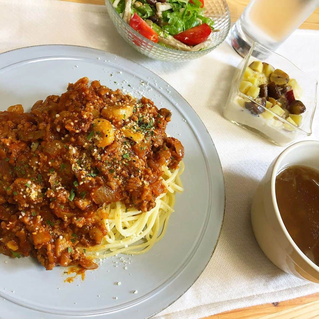 古田ちさこさんのインスタグラム写真 - (古田ちさこInstagram)「🍝﻿ ﻿ 昨日のお昼🍽﻿ ﻿ ♢#ミートソースパスタ﻿ ♦︎#ツナマヨサラダ﻿ ♢#ポルチーニと炒め玉ねぎのスープ﻿ ♦︎#栗とさつま芋の蜂蜜豆乳ヨーグルト和え﻿ ﻿ 母がイタリアで買っていたドライポルチーニをくれました🍄戻してる間中キッチンが良い香りだった…🖤ミートソース用に炒めた玉ねぎと合わせて味つけはシンプルです🧅﻿ ﻿ 余っていた豚挽き肉とトマトピューレを使いたくてミートソースにしたのだけど、やっぱりミートソースは牛肉が良いなぁ…笑 せめて合い挽き。ポルチーニの戻し汁と赤ワインも一緒に煮詰めてます🍷﻿ ﻿ サラダはホワイトセロリ、カロリーオフのツナ、蒸しごぼう、雑穀豆、ロメインレタス、トマトで品目稼ぎ🐻マヨネーズ、マスタード、柚子胡椒で和えました🌟﻿ ﻿ #おうちごはん#おうちランチ#おうちカフェ﻿ #おうちごはんlover#自炊部#スパゲティ#ミートソース﻿ #pasta#パスタ#ホワイトセロリ#古田の自炊記録﻿ ﻿#おうちごはん記録#instafood#cooking#cookingram #cookingathome#自炊記録#自炊生活#自炊#自炊女子 #spaghetti#pastagram#pastalover#japanesefood ﻿ ﻿ ﻿」5月26日 8時28分 - chisakofuruta