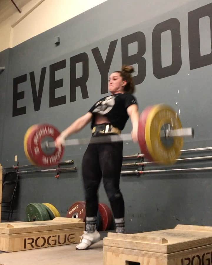 マッティ・ロジャーズのインスタグラム：「Lots of reps, lots of work, lots of hours put in today. Monday’s have taken on the name “perfection mondays” in my head because I’ve had to earn my next set by making the one before it PERFECT. No exceptions. (@aimees2cents DOESN’T PLAY) So sometimes I get to go a little heavier, sometimes I do the same set over and over and over. It’s TIRING, but it’s making me better that’s for sure (see the 100). - - - Alsooooo if you pre ordered this shirt, it should be on its way to you. Surprise, I did order some extras & I’ll add those to my store soon. #202X」
