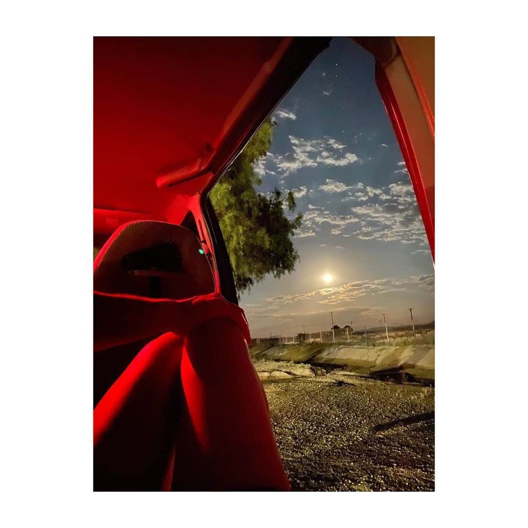 トーレイ・デヴィートのインスタグラム：「The moon being it’s beautiful self. #isolation ❤️ 🌙」