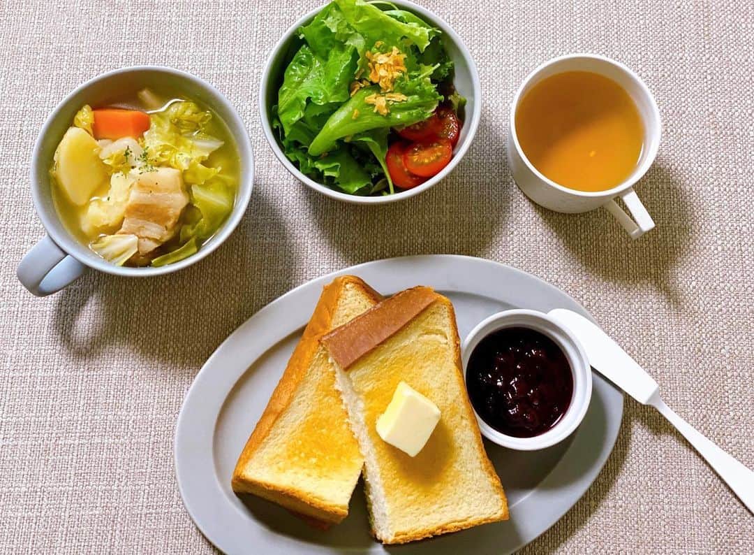 渡辺早織さんのインスタグラム写真 - (渡辺早織Instagram)「今日の朝ごはん  おいしい生食パンを買いました🍞 最後にとても朝食らしい朝食を。  #早織飯 #mybreakfast #今日の朝ごはん  #トースト #ポトフ #姉の手作りベーコンで #サラダ #アールグレイ  この期間に自分で毎日できる筋トレのようなものがほしくて、朝ごはんを作ることを選びました。 少しでも楽しんでいただけたなら本当に嬉しいです🍀 みなさんのコメントのおかげで続けることができました。 ありがとう！  食事を急に変えたら体がびっくりするように 私の日常もゆっくりゆっくり戻していけたらなぁと そんなことを思う朝です。  ではみなさま、良い一日を！  #stayhealthy」5月26日 8時58分 - _watanabesaori_
