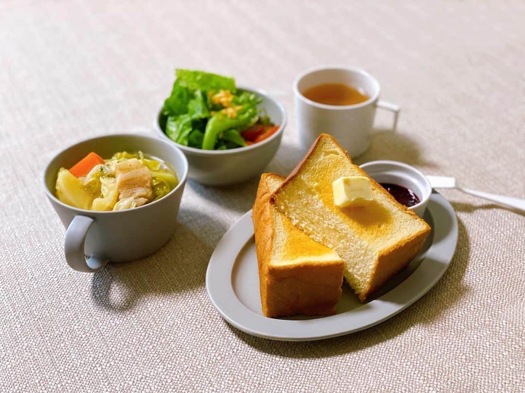 渡辺早織さんのインスタグラム写真 - (渡辺早織Instagram)「今日の朝ごはん  おいしい生食パンを買いました🍞 最後にとても朝食らしい朝食を。  #早織飯 #mybreakfast #今日の朝ごはん  #トースト #ポトフ #姉の手作りベーコンで #サラダ #アールグレイ  この期間に自分で毎日できる筋トレのようなものがほしくて、朝ごはんを作ることを選びました。 少しでも楽しんでいただけたなら本当に嬉しいです🍀 みなさんのコメントのおかげで続けることができました。 ありがとう！  食事を急に変えたら体がびっくりするように 私の日常もゆっくりゆっくり戻していけたらなぁと そんなことを思う朝です。  ではみなさま、良い一日を！  #stayhealthy」5月26日 8時58分 - _watanabesaori_