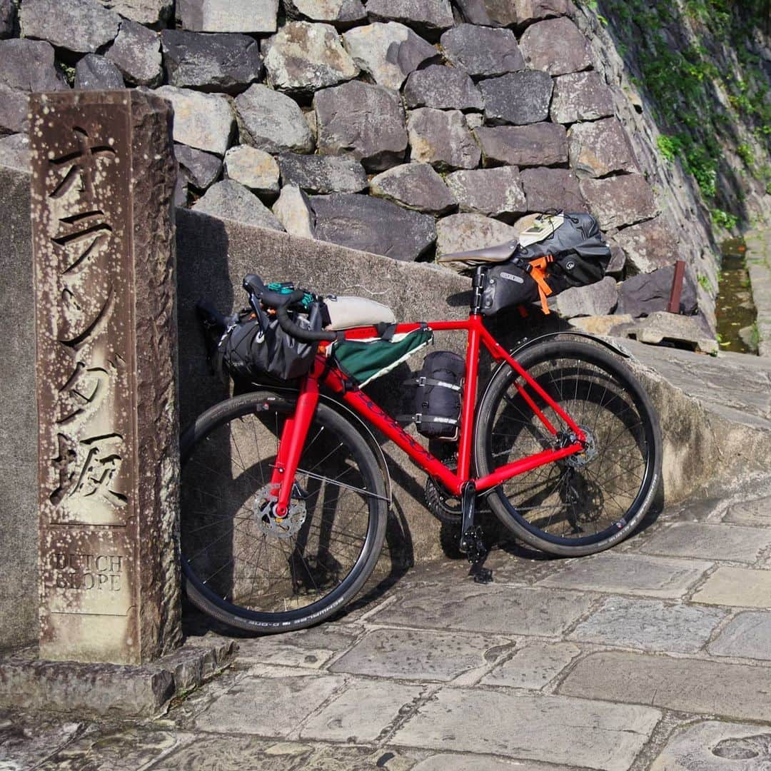 山下晃和さんのインスタグラム写真 - (山下晃和Instagram)「【BIKE】ママチャリも自転車だし、これらも自転車だし、境界線がすごく曖昧だから、自転車のセンスを伝えるのはとてつもなく難しい。  自転車本体もパーツアッセンブルもセンスが重要。  さらには、自転車キャンプツーリングとなるとバッグ類（素材から）、キャンプギアの選択もオシャレかどうか問われる。さらに積載方法も美しくするために試行錯誤しなくてはならない。 そこに軽量化も加味  また、旅先選びもさることながら背景選びも撮影の仕方もすべてセンスが重要。タイヤが大きければ大きく見せるために下からあおるとかとか。  もしかしたら ファッションに似ているかもしれない。  個人的な好みもあるから万人受けは難しいけれど、自分の哲学がないとどんどんルックスをスポイルさせていくから気をつけないとならないしね  今はそんなことを考える時間があるので、これを言語化する方法をまとめよう  そしてどこかで講演をやろう、そうしよう  #自転車 #ロードバイク #bike #bikeandcamp #bikepacking #自転車キャンプツーリング #thompsonbike #キャンプ #ランドナー #RAL #キャンピング #バイクパッキング #bicycle #サドルバッグ #フレームバッグ #カラーコーディネート #キャンプギア #ソロキャンプ #camptouring #everydaycamp #キャンプツーリング #自転車を見ると個性も分かります #自転車との向き合い方を考えていきます #気分によって乗り換えます #commuterbike #自転車通勤 #通勤スタイル @commuterbike #ミドリ好き #クロスドシートステー #自転車のセンス」5月26日 8時55分 - travel_akikazoo