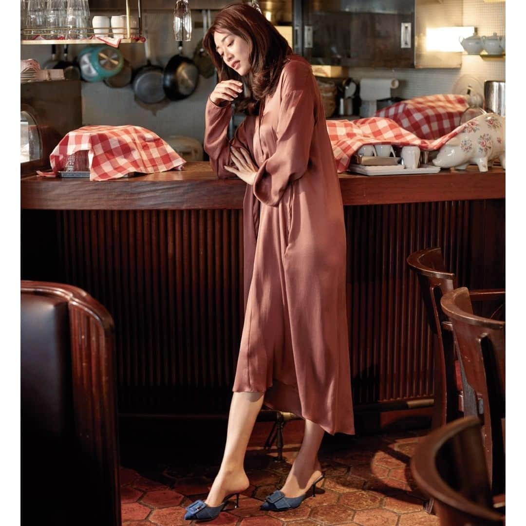 のインスタグラム：「【今日のコーデ】 5月26日（火） 色っぽさのあるミュールを、デニム地で新鮮に。合わせるのは、ツヤと落ち感がエレガンスながらもシンプルなデザインのシャツドレス。遊び心が詰まった靴だからこそ、さらりと一枚でスタイリングするのがちょうどいい。 ※アイテムの詳細は発売中のBAILA6.7月合併号をご覧ください。 ・ ・　 #今日のコーデ #毎日コーデ #コーディネート #コーデ #今日の服 #夏ファッション #夏コーデ #ワンピース #ワンピースコーデ #シャツワンピ #ファッション #ヨンア #ootd #coordinate #fashion #instafashion #BAILA #baila_magazine」