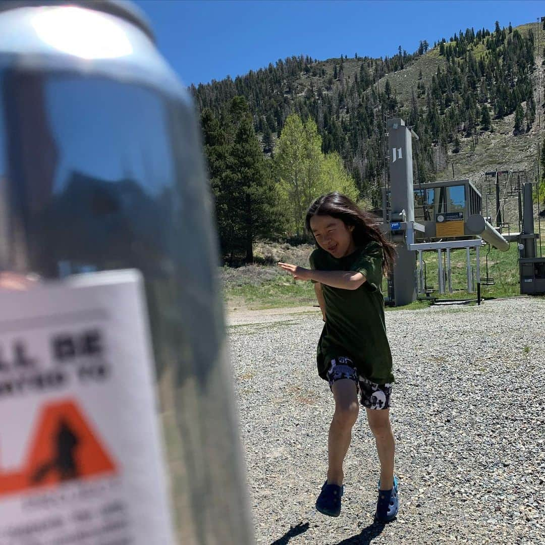 上田ユキエさんのインスタグラム写真 - (上田ユキエInstagram)「June LakeでJLB🍺  @junelakebrewing #memorialdayweekend #mountainlife #snowboarder #family  #家族の休日」5月26日 9時04分 - yukie_ueda