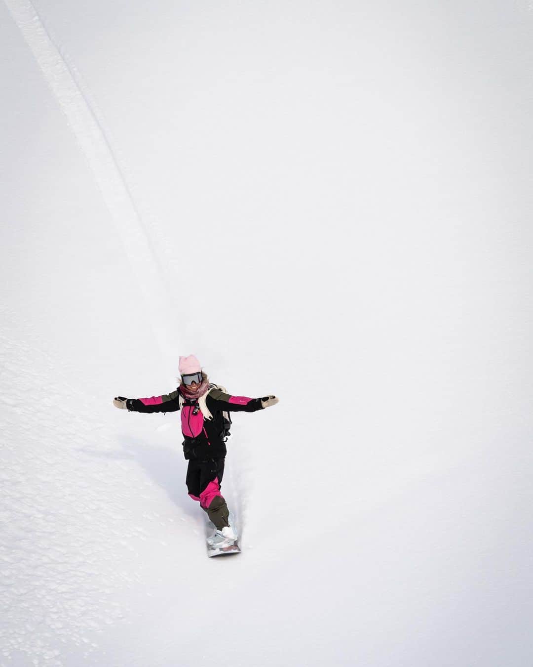 ジェイミー・アンダーソンのインスタグラム：「Seeing this smile makes me smile 😊 Snowboarding brings the best vibes! This was one of the two days I had in the backcountry this winter, never take a moment for granted! ☀️ Happy Monday folks! ✨✨✨📸 @mason_mashon #jafreespirit #grateful」