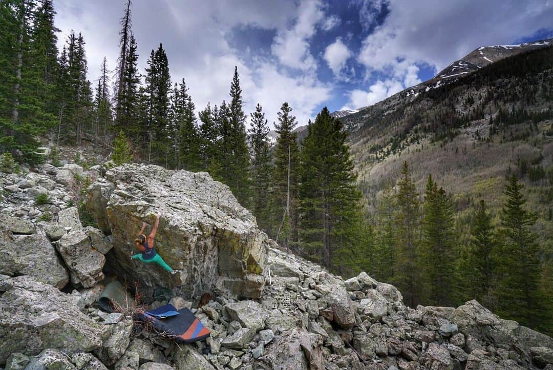 Alexis Mascarenasさんのインスタグラム写真 - (Alexis MascarenasInstagram)「New little bloc (that turned out to involve a lot of moves) 🤍  w/ @a.geiman  #jeeproad #vanlife #bouldering #coulderadobouldering #southerncolorado #organicclimbing #climbwithhonor #uselessdomore」5月26日 9時14分 - alexis_mascarenas