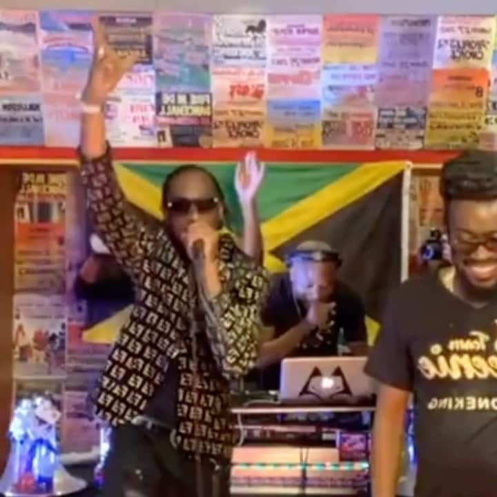 メジャー・レーザーのインスタグラム：「Historic night for the entire Caribbean region. The clash style was original. The world experienced an authentic piece of dancehall @kingbeenieman @grunggaadzilla @verzuztv」