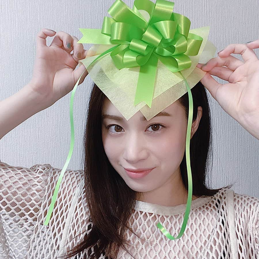 鈴木芳奈のインスタグラム：「昨日は多くの方々に誕生日を祝っていただき、本当に感謝の気持ちでいっぱいですっ インスタ、Twitterでコメントくれたり、直接DMくれたり、メッセージくれたりと、離れていても祝ってもらえて、幸せな気持ちでいっぱいです♪ 今年一年も日々進化して、一年後また笑顔で迎えられるよう頑張りますっ！ 皆さん、ありがとう〜 これからも宜しくね〜☆ #感謝 #ありがとうしかない #生きてることが奇跡 #健康でいれることに感謝 #誕生日 #ありがとう」