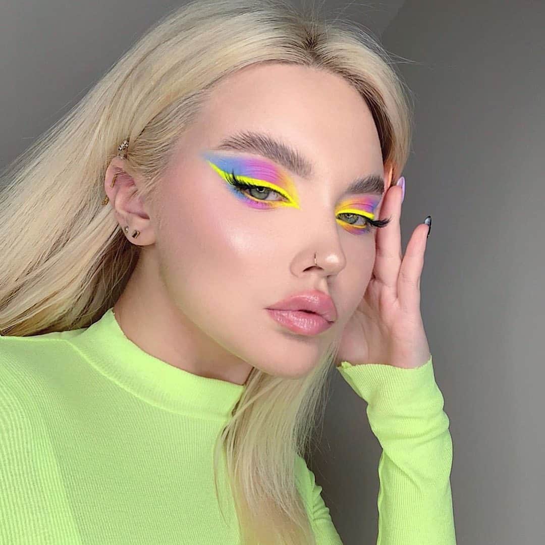 NYX Cosmeticsさんのインスタグラム写真 - (NYX CosmeticsInstagram)「This look is a major summer vibe ☀️🔥 @ericaswn uses our Born To Glow Radiant Concealer as a base to conceal & brighten ✨ || #nyxcosmetics #nyxprofessionalmakeup #crueltyfreebeauty #veganformula」5月26日 9時25分 - nyxcosmetics