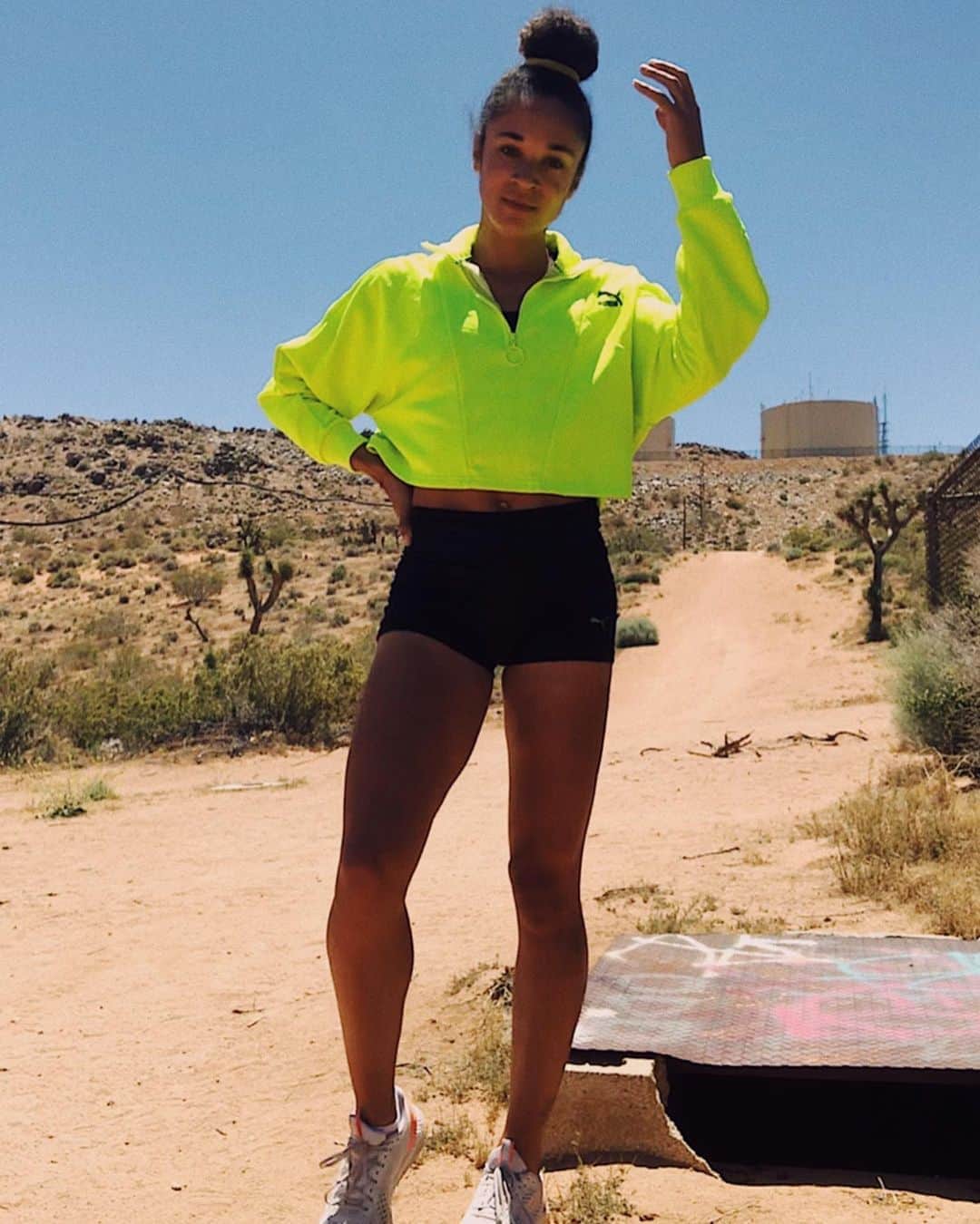 ジョディ・ウィリアムズのインスタグラム：「quite enjoying training on the trails 🌞🏜 (my ankles maybe less so)」