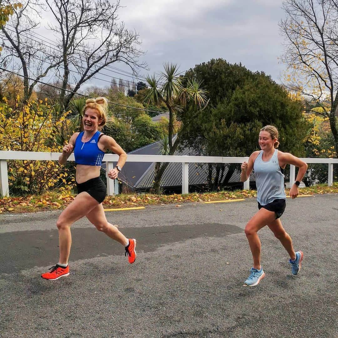 アンジェラ・ペティさんのインスタグラム写真 - (アンジェラ・ペティInstagram)「The other reps weren't this smiley.... #ouch #nopainnogain #hillreps」5月26日 9時31分 - angie_run800m