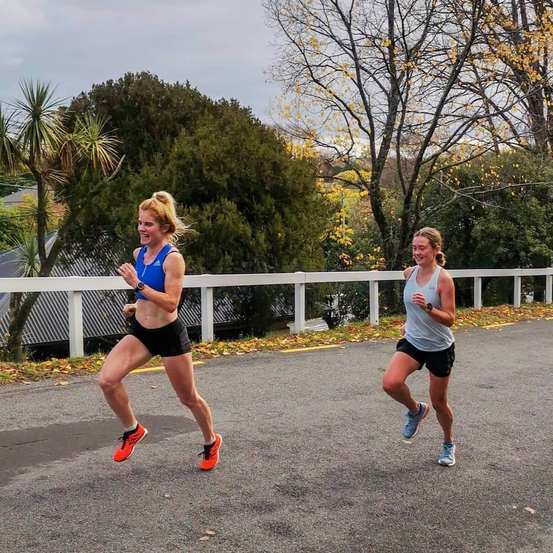 アンジェラ・ペティさんのインスタグラム写真 - (アンジェラ・ペティInstagram)「The other reps weren't this smiley.... #ouch #nopainnogain #hillreps」5月26日 9時31分 - angie_run800m