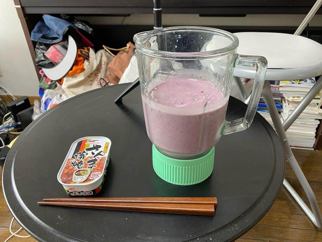 クロちゃんさんのインスタグラム写真 - (クロちゃんInstagram)「朝ごはんは、  スムージー(牛乳、バナナ、ブルーベリー、イチゴ、マンゴー、大葉)  缶詰  大葉がフルーティーな味にアクセントをつけてくれてて、美味しいしんよー♪」5月26日 9時34分 - kurochandesuwawa