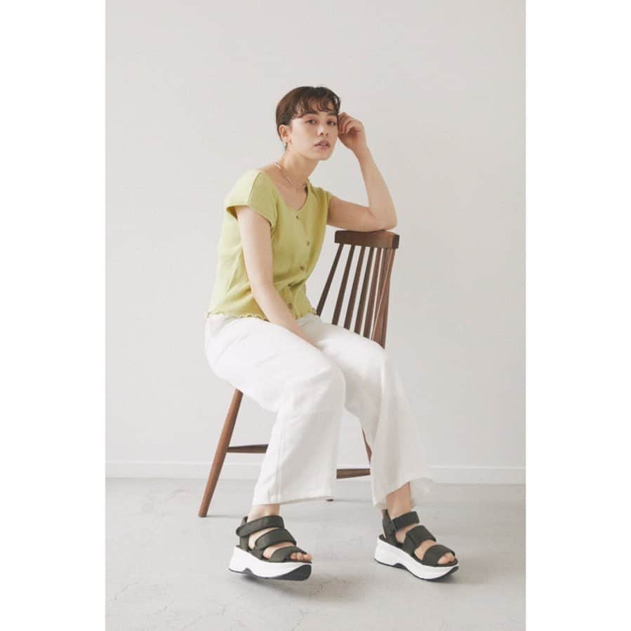 アヴァンリリィさんのインスタグラム写真 - (アヴァンリリィInstagram)「RECOMMEND ITEM ㅤㅤㅤㅤㅤㅤㅤㅤㅤㅤㅤㅤㅤ 店舗・SHEL'TTER WEBSTOREにて発売中🚚 ㅤㅤㅤㅤㅤㅤㅤㅤㅤㅤㅤㅤㅤ ：TOPS フロントボタン裾メロウトップス Price.¥3,990+tax No.180DS880-3420 ㅤㅤㅤㅤㅤㅤㅤㅤㅤㅤㅤㅤㅤ ：PANTS カットオフワイドデニム Price.¥6,990+tax No.180DS111-1310 ㅤㅤㅤㅤㅤㅤㅤㅤㅤㅤㅤㅤㅤ ：NECK LACE ウェーブネックレス Price.¥2,490+tax No.180DS856-1520 ㅤㅤㅤㅤㅤㅤㅤㅤㅤㅤㅤㅤㅤ ：SHOES ダッドソールサンダル Price.¥5,990+tax No.180DS655-2430 ㅤㅤㅤㅤㅤㅤㅤㅤㅤㅤㅤㅤㅤ 画像をタップで商品詳細をご覧いただけます🔍 _______________________________________________________ #AVANLILY #アヴァンリリィ」5月26日 9時36分 - avanlily_official