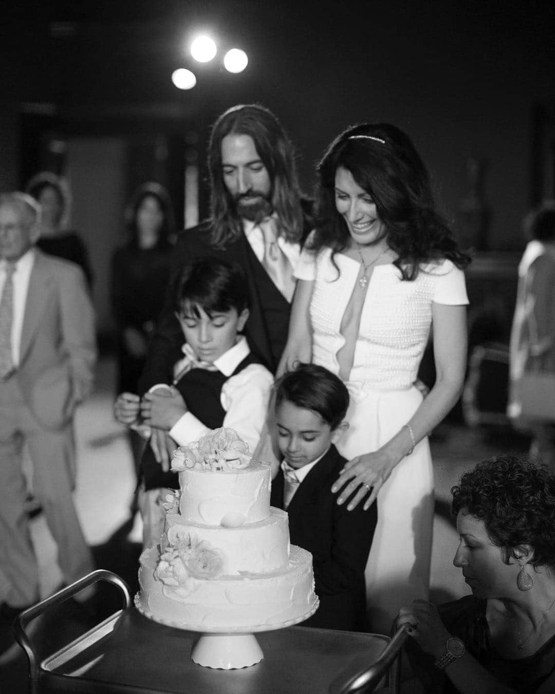 リサ・エデルシュタインさんのインスタグラム写真 - (リサ・エデルシュタインInstagram)「Six years ago today we made it legal! Love my family, especially my chosen family, and there’s nothing like a pandemic lockdown to let you know you made good choices ❤️❤️ Love to @robertrussellworks - the best husband and partner this gal could have asked for ❤️❤️ #lucky #anniversary #wedding #family #stepmom」5月26日 9時39分 - lisaedelstein