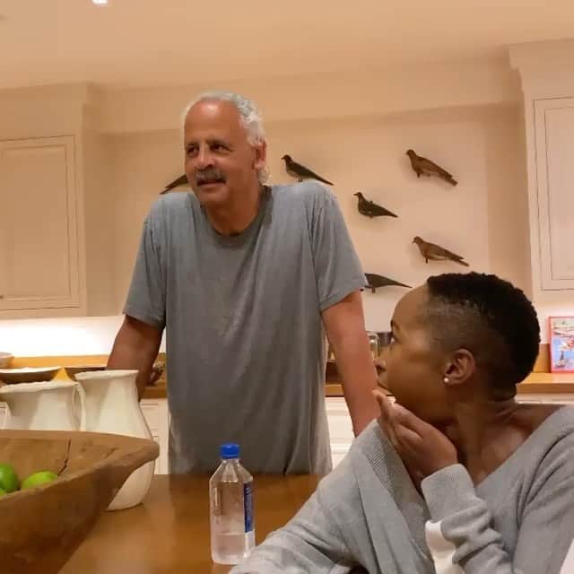 オプラ・ウィンフリーのインスタグラム：「Has this happened at your house? You make something and it disappears and WHO ate it? We had a Banana bread confrontation. Called @stedmangraham into kitchen and this is what happened...」