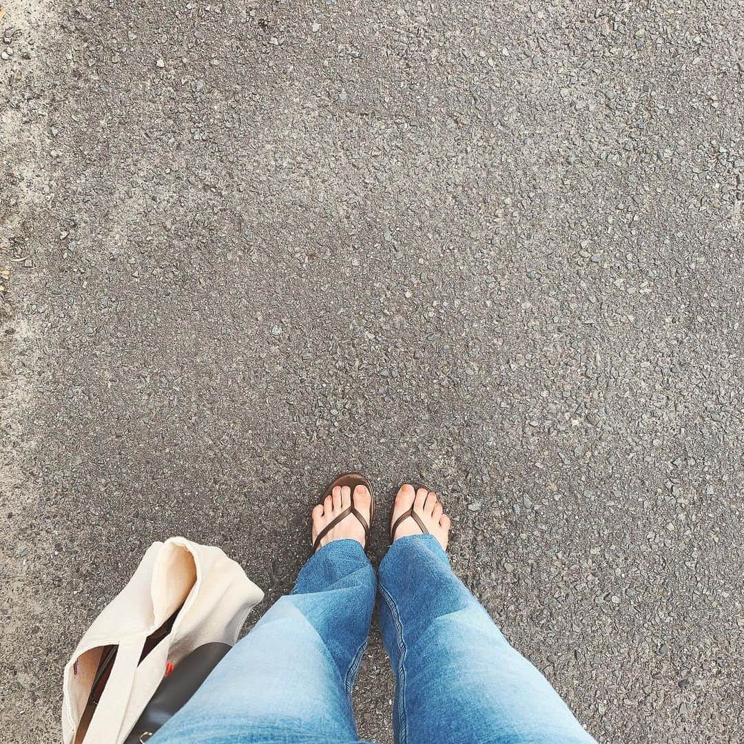 奥村真友里さんのインスタグラム写真 - (奥村真友里Instagram)「おはよ😋 もうビーサン履いてもいいかな？」5月26日 9時48分 - mayuri_okumura