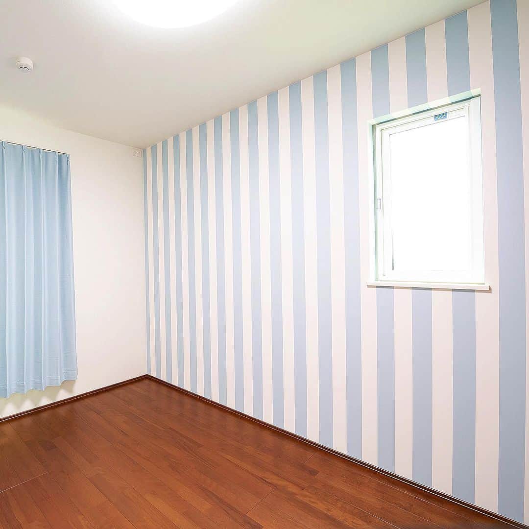 homelife 夢を叶える暮らし方のインスタグラム：「【ストライプ柄の】 . . ストライプ柄のクロスがかわいい！ 水色と白で統一された空間が爽やかです☆彡 . こちらのお家はアーキホームライフのお施主様邸の施工写真です。 その他の施工写真は、 @homelife_gallery のURLからご覧いただけます。 . 家づくりの資料請求はコチラから @homelife_shiryou . . #クロス #アクセントクロス #アクセント #ストライプ #しましま #水色 #壁紙 #おしゃれ #かわいい #白 #爽やか #ローコスト住宅 #マイホーム #夢のマイホーム #間取り #シンプルな暮らし #暮らしを楽しむ #注文住宅 #自由設計 #デザイン住宅 #myhome #family #house #home #homelife_京都 #homelife_大阪 #homelife_兵庫 #ホームライフ #ホームライフ100 #アーキホームライフ」