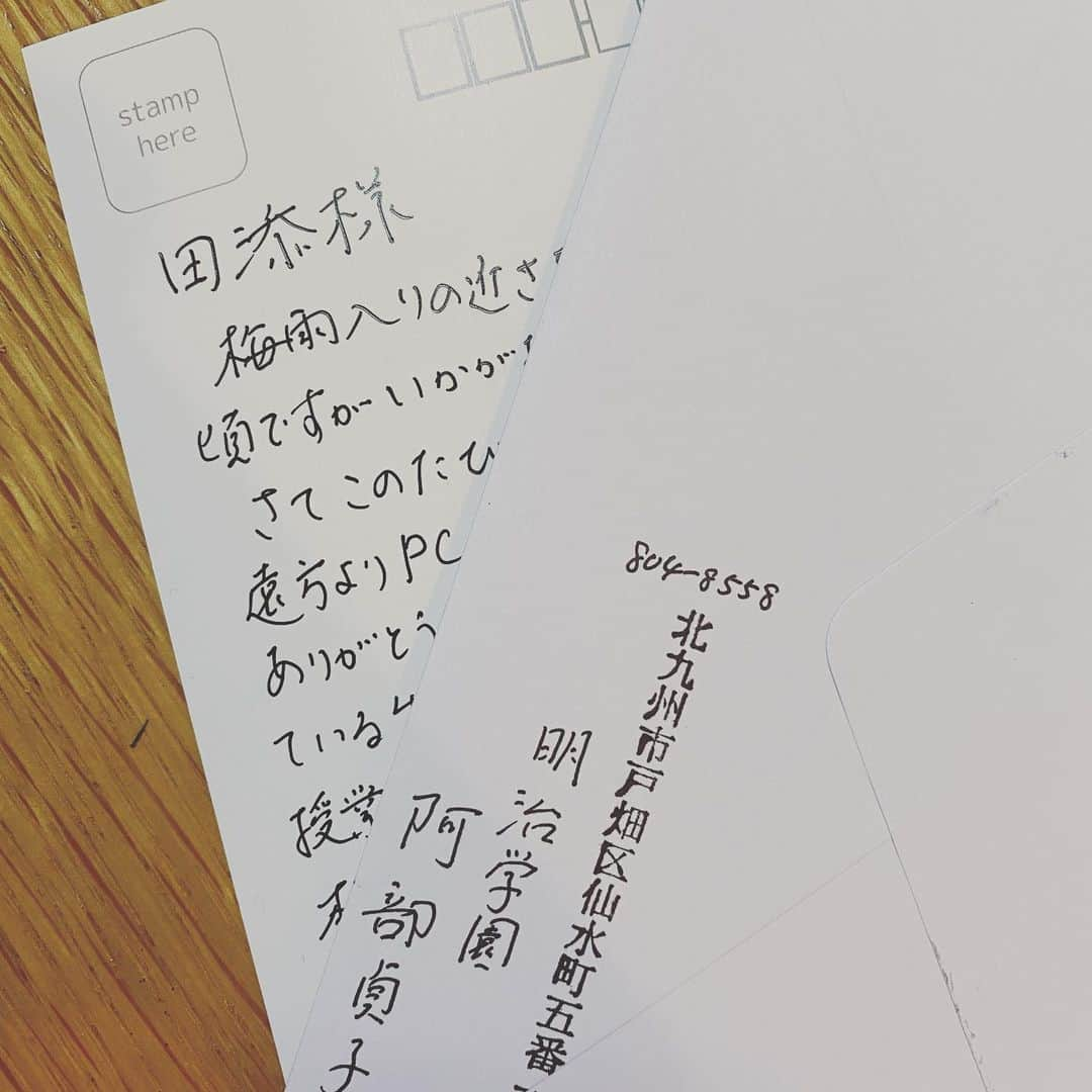 田添菜穂子さんのインスタグラム写真 - (田添菜穂子Instagram)「母校がオンライン授業のために、卒業生から不要なパソコン寄付を募っていると聞き、ちょうど処分予定のものをお送りしたら学園長先生からご丁寧であたたかなお手紙をいただいて感激してしまいました😊 「寄付をして世の中のことに役立てもらう」という概念はそういえば、この学校で教えてもらったなあ、と絵葉書の表にあった学園運営の修道会の創始者マルグリット・ブールジョワのお顔を見ながらしみじみ。  在学中は、クリスマスの献金が日雇い労働者の皆さんの年末年始の炊き出し資金に運用されたり、クラスでお小遣いを出しあってインドやバングラデッシュの子どもたちの就学支援に役立ててもらえたり。 その度に、教科書には載っていない社会の問題を教わりました…  素晴らしい学びを思い出させてもらった、お手紙でした😊 在校生の皆さんが、コロナの中でも学びを止めず、未来に向かって歩めますように。  #福岡 #北九州 #戸畑 #明治学園 #マルグリットブールジョワ #コングレガシオンドノートルダム　#congregationdenotredame #margueritebourgeoys」5月26日 9時55分 - nahokotazoe