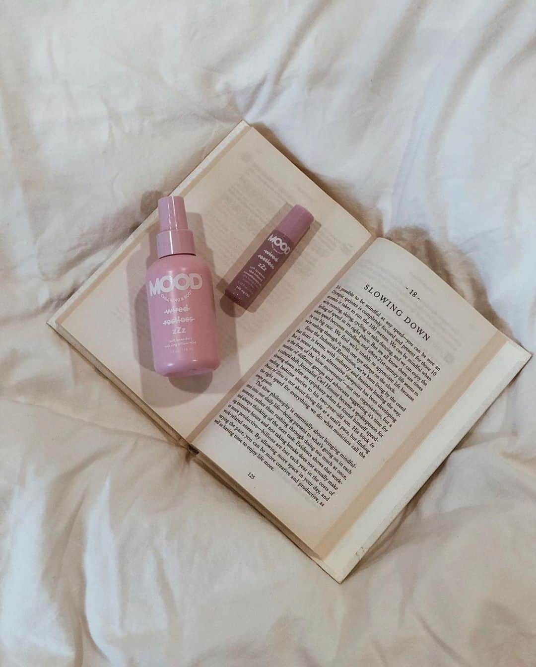 American Eagleさんのインスタグラム写真 - (American EagleInstagram)「Slow down a little tonight & make time for #selfcare. We recommend easing into the new (short!) week with @mymood and a good book 📖 #rg @simplysaidy #moodwellness」5月26日 10時06分 - americaneagle