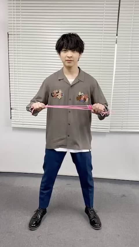 M!LKオフィシャルInstagramのインスタグラム：「本日は「吉田式なわとび耐久」🏋️ 結構キツそうなので、ゆっくりやりましょう💁‍♂️ みなさんもスマホで曲を流しながら、おうち時間を楽しく🏠🎵 #MILK体操 #サラブレッド御曹司CITYBOY #吉田仁人」