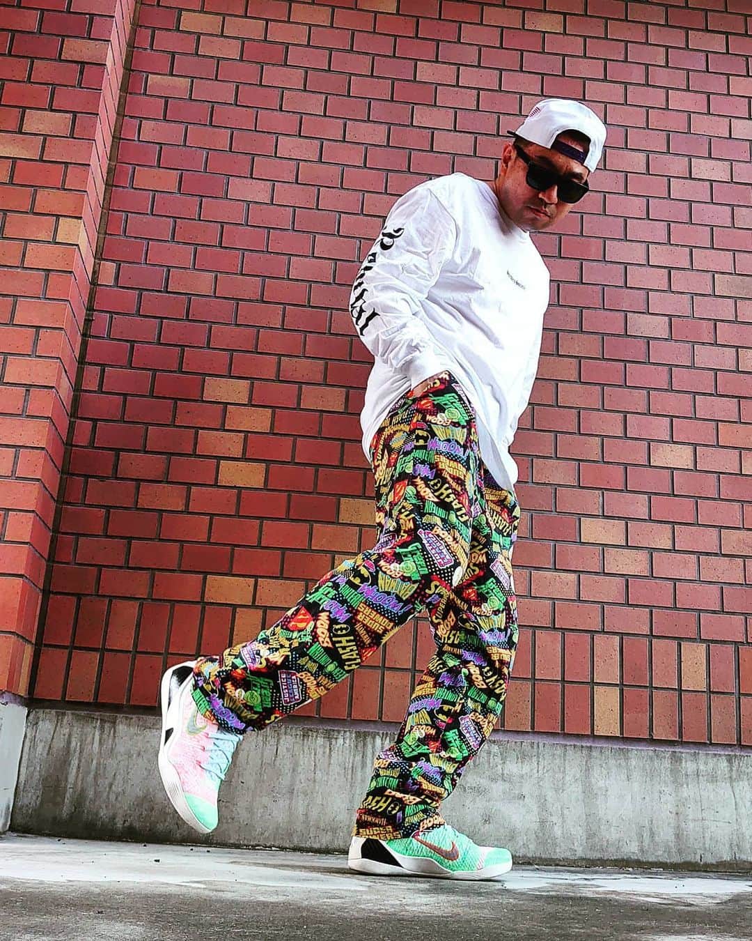 のインスタグラム：「配色超絶可愛いのにハイカット過ぎて合わせ辛かったKobe9 What the kobe ですがこのバギーパンツでハイカット部分隠しちゃえば普通に履けるか…  #kobe9 #whatthekobe9 #kobe9whatthe」