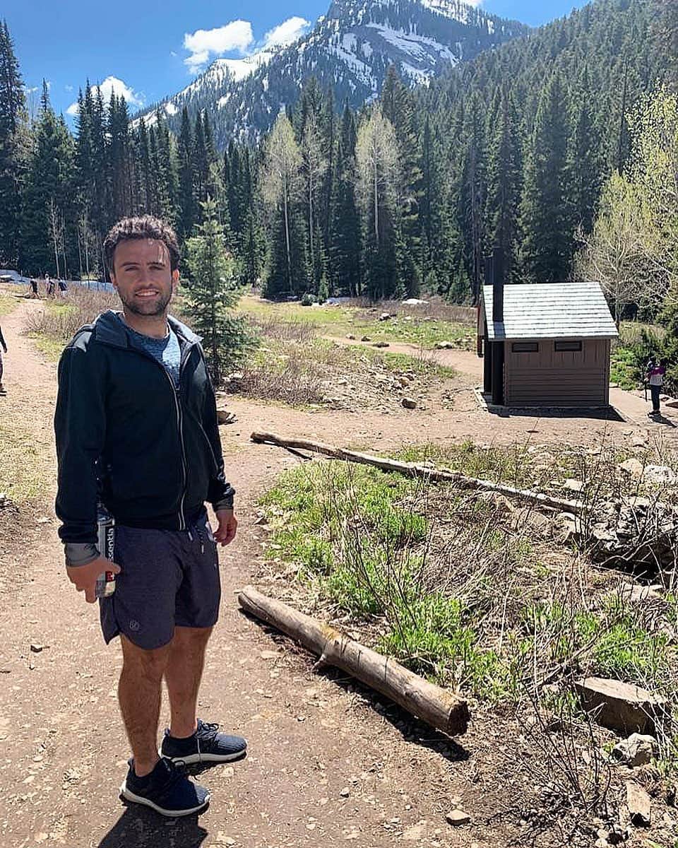 ジュゼッペ・ロッシのインスタグラム：「Exploring the outdoors. Amazing! But forever a beach guy 😎☀️🌴 🌴🌴 #wasatchmountains #hiking #MemorialDay」