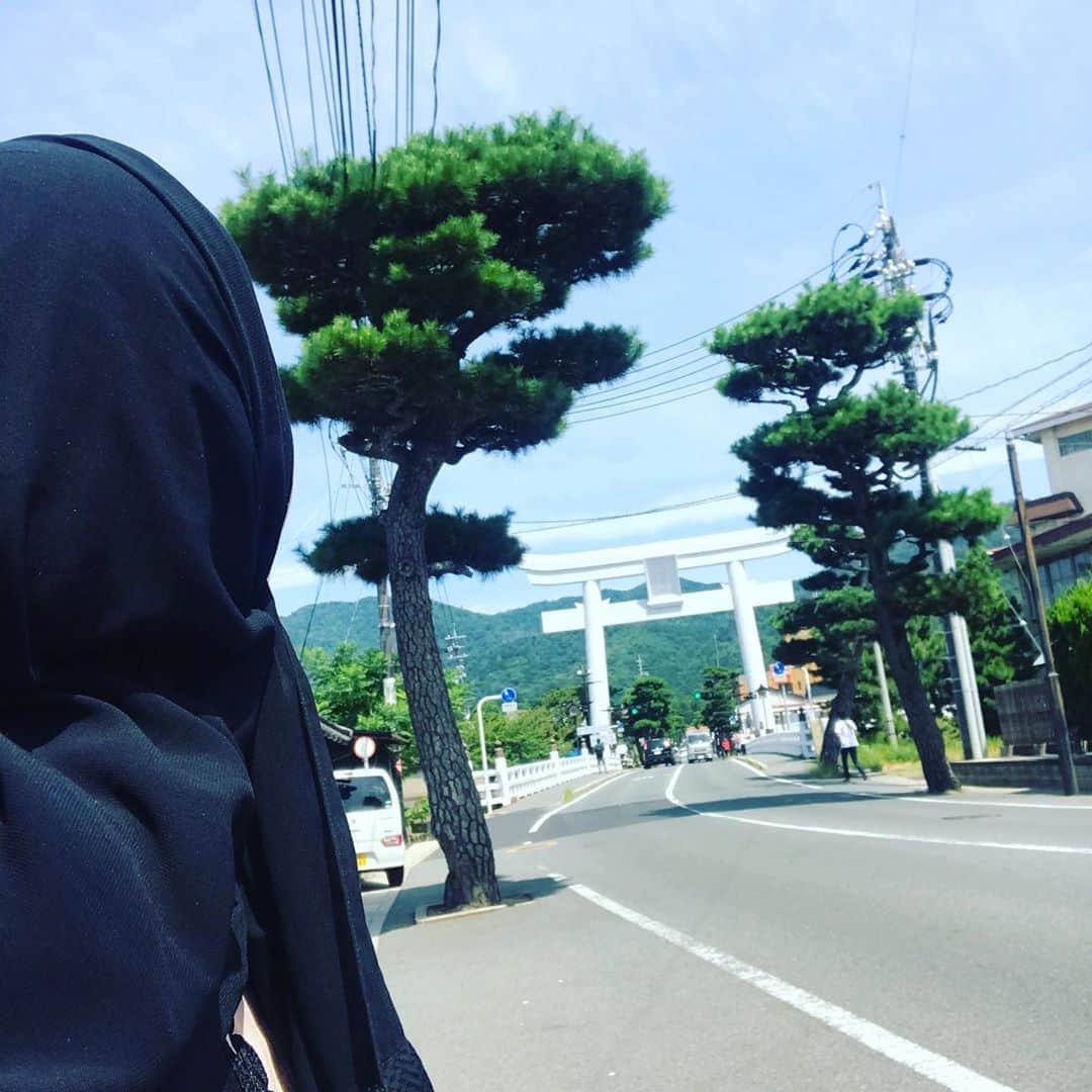 ミラのインスタグラム：「Izumijinja. This way...I think... I got lost and flew my drone over a irrelevant building lol🥱😅」