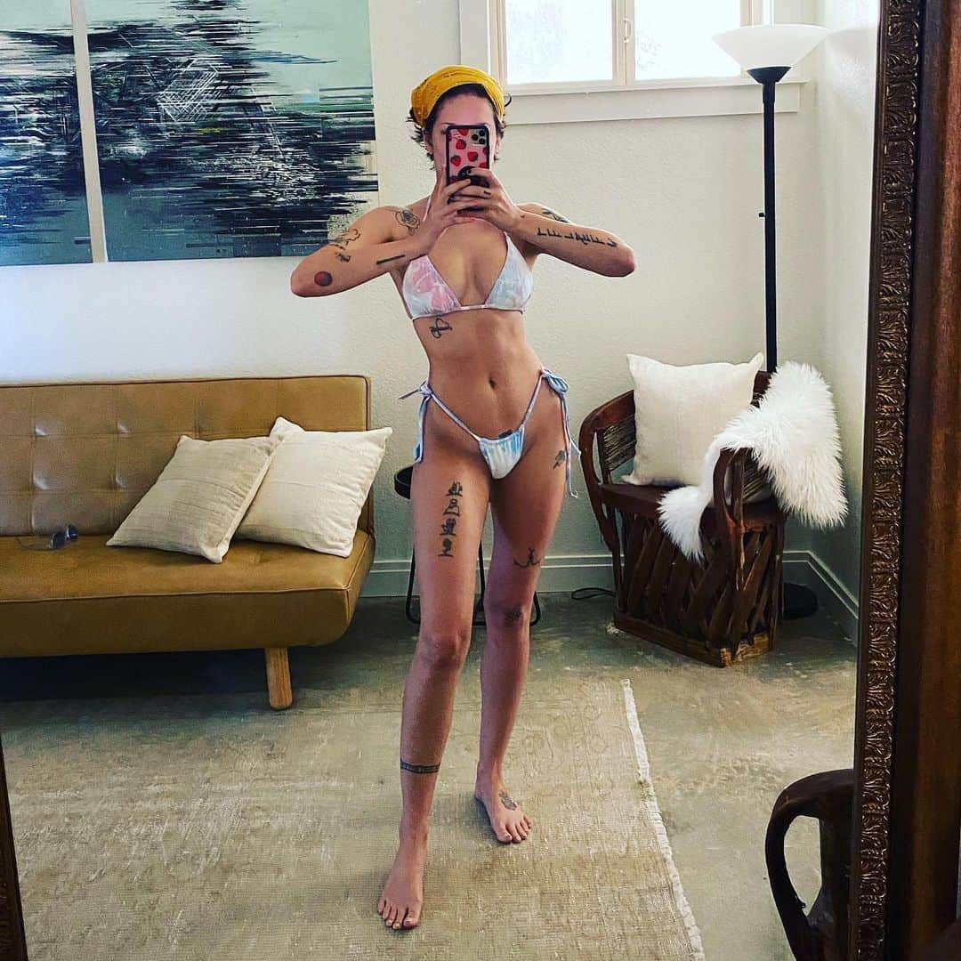 Halseyのインスタグラム：「I took my brace off my ankle cause it was itchy and now I need to put it back. I made a quiche and fresh spinach butternut squash ravioli. Law is fun but hard. Beautiful sky. Can’t stop watching avatar. and judging from the baby pic I’ve been a disassociating little freak who romanticizes the 70s for my whole life. That’s all, thank you.」