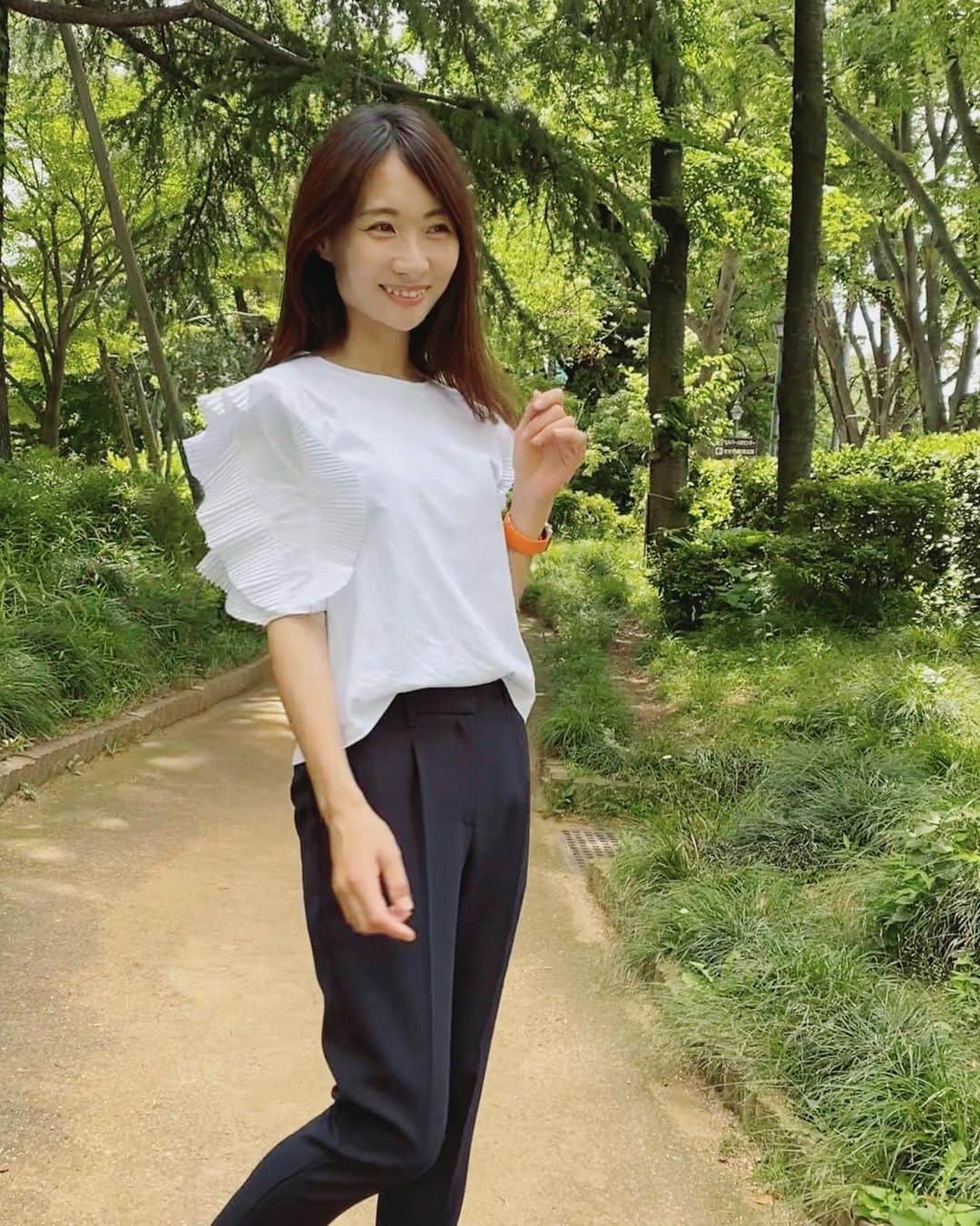 吉田早織のインスタグラム：「・﻿ フリフリ🌸 ﻿ ﻿ ﻿ 甘くならないようにパンツ合わせですっきり。﻿ ﻿ カジュアルにも綺麗目にも履ける @plst_official のパンツがとっても優秀です👏﻿ さすが神パンツ！ ﻿ ﻿ ﻿ ﻿ tops... @zara ﻿ pants... @plst_official ﻿ ﻿ ﻿ ﻿ ﻿ ﻿ ﻿ #テーパードパンツ #zara #zarawomen #ザラ #ザラジョ #tee #tシャツ #tシャツコーデ #ママコーデ #お散歩コーデ ﻿ #きょこ #プラステコーデ #プラステ #plst #ツイル2wayストレッチテーパードパンツ」