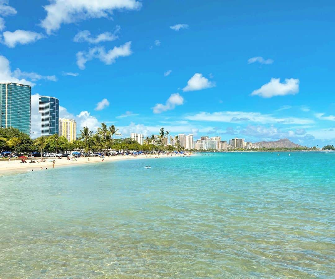 マキ・コニクソンさんのインスタグラム写真 - (マキ・コニクソンInstagram)「@Ala Moana Beach Park⛱ 今日もビーチには人が沢山いるけど先週の方がもっと人が出てた気がする。 今日は太陽ギンギンだから光合成日和！☀️ 日差しが強いっ！🌟眩しい！😎暑いっ！💦 私が大好きなハワイの夏だっ！⛱ アラモアナビーチは、ワイキキから近い、海が綺麗、波が穏やか、サンセットが綺麗の四拍子揃ってるから好き！❤️ #エアハワイ🌺  #ストーリー見てね！☝🏼」5月26日 10時36分 - makikonikson