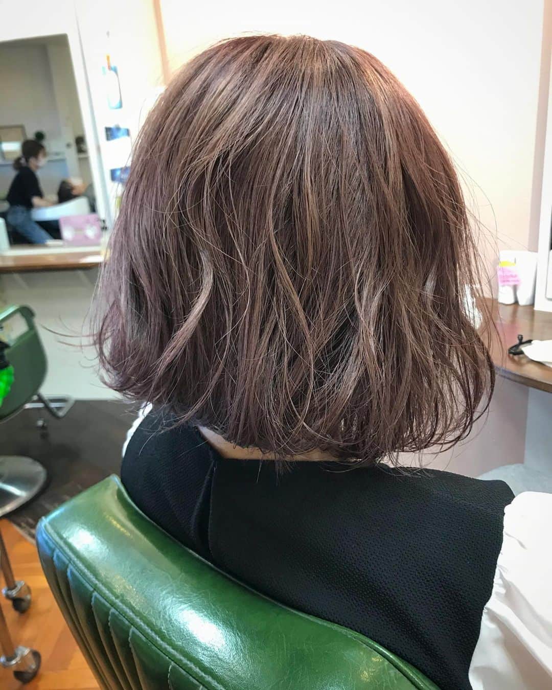 井上花実のインスタグラム：「くすみピンク🦩 最近ピンク率高めです🌸 カメラだと少し黄ばんで見えますが実物はもう少しくすみピンクです🦄 私の手もこんなに黄色ではないです🙋🏼‍♀️ cut.color.treatment / ¥12,800(+tax) 仕上げのオイルは#Nドット#ポリッシュオイル です🌿 : #ロンゴガール#ロンゴロンゴ#武雄美容室#武雄#武雄市#佐賀#佐賀美容室#イルミナ#イルミナカラー#武雄美容室ロンゴロンゴ#アプリエ#アプリエカラー #内巻きボブ#ミディアムヘア#外国人風#外国人風カラー#ピンク#ボブ#ピンクヘアー #hair#hairstyle#haircolor#fashion#ピンクアッシュ#ピンクカラー#春カラー#ナチュラルカラー#ピンクヘア」