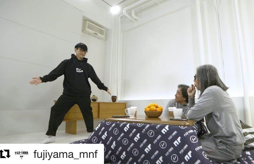 ループウィラーさんのインスタグラム写真 - (ループウィラーInstagram)「#Repost @fujiyama_mnf with @get_repost ・・・ 「FUJI-YAMA MID-NIGHT-FISHING」﻿ あす地上波オンエア‼️﻿ ﻿ ﻿ 5/27(水)深夜26:05-﻿ 先日BSフジで放送された第13弾を﻿ フジテレビにてオンエア♪ （※関東ローカル）﻿ ﻿ ﻿ 今回は恒例のこたつトークに﻿ ループウィラー代表の鈴木諭さんをゲストにお招きし、﻿ 当時から現在までのファッション業界の話をはじめ、﻿ この3人ならではの幅広い分野のトークを繰り広げます🍊﻿ ﻿ また、この収録の一週間後に行われた﻿ 藤原ヒロシと山口一郎の2人によるインスタライブの模様も少しだけ特別公開！﻿ ﻿ ﻿ 番組の感想は﻿ #FUJIYAMA_MNF で♪﻿ ﻿ ﻿ #LOOPWHEELER #鈴木諭 ﻿ #忘年会 #ジェンガ﻿ #藤原ヒロシ #コラボパーカー﻿ #ファッション業界﻿ #店舗開業﻿ #車のデザイン﻿ #嵐と同じ立場﻿ #独身39歳 #山口一郎﻿ #結婚式 #素敵な出会い﻿ #ベビーカシミア﻿ #うちでご飯﻿ #HFニューアルバム #9月発売予定﻿ #サカナクションニューシングル #年内発売目標﻿ #山口一郎コーラス﻿ #インスタライブ #深夜対談 #2画面﻿ #自粛生活﻿ #FUJIYAMA_MNF﻿ #BSフジ﻿ #地上波放送﻿ #おうち時間﻿」5月26日 10時45分 - loopwheelerss