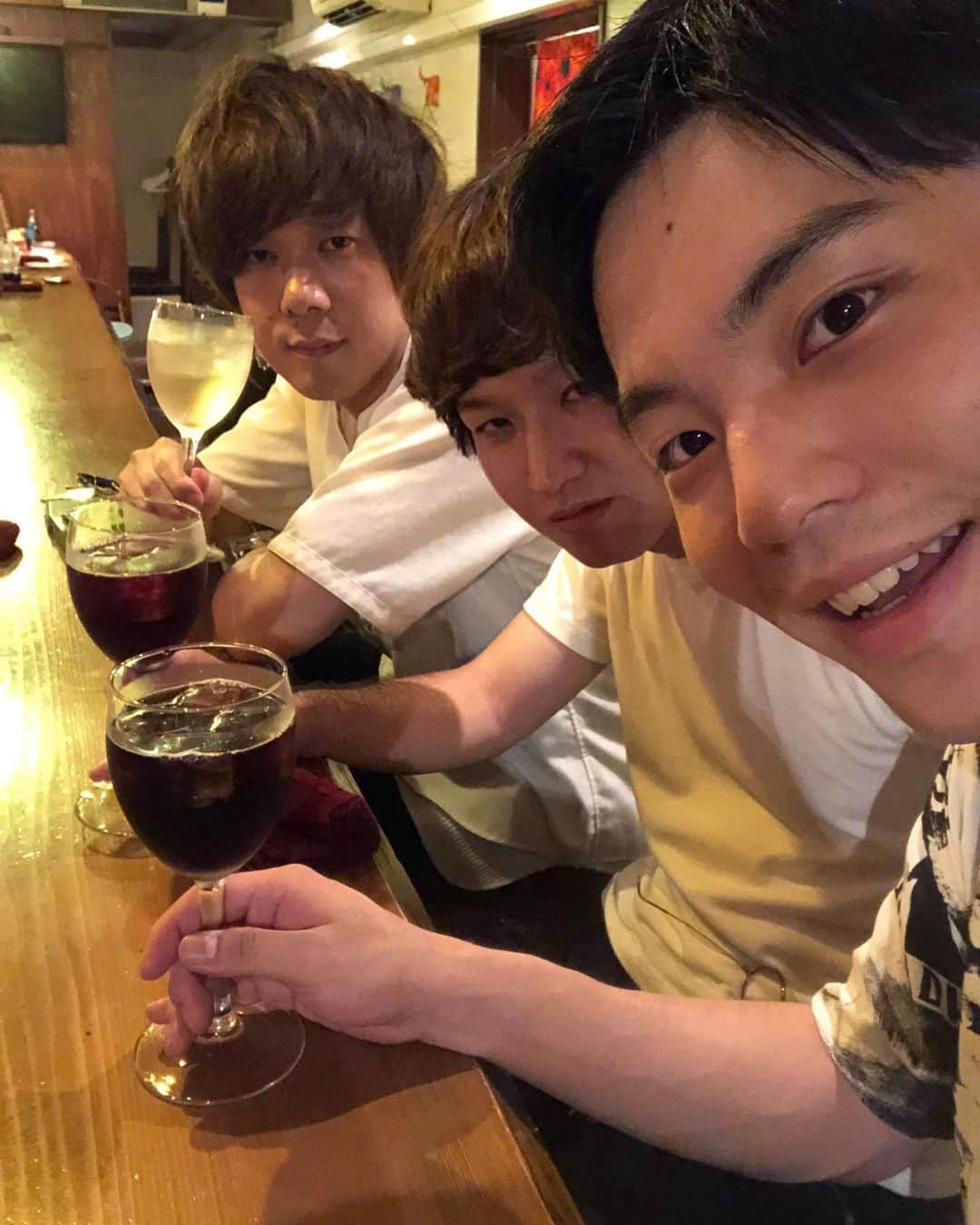 津田康平さんのインスタグラム写真 - (津田康平Instagram)「まぁこの3人が揃えばこうなるよね🍾🍷 #けんぴーふかっぴーザウルス #いなかのくるま　木佐 #マルセイユ　津田 #コンパ終わりの反省会のそれ #まぁ今日はあれやな #盛り上がったしな #いやー楽しかったな #。。。 #みたいな雰囲気 #いつかの写真 #よしもと漫才劇場」5月26日 10時48分 - marseille_tsuda