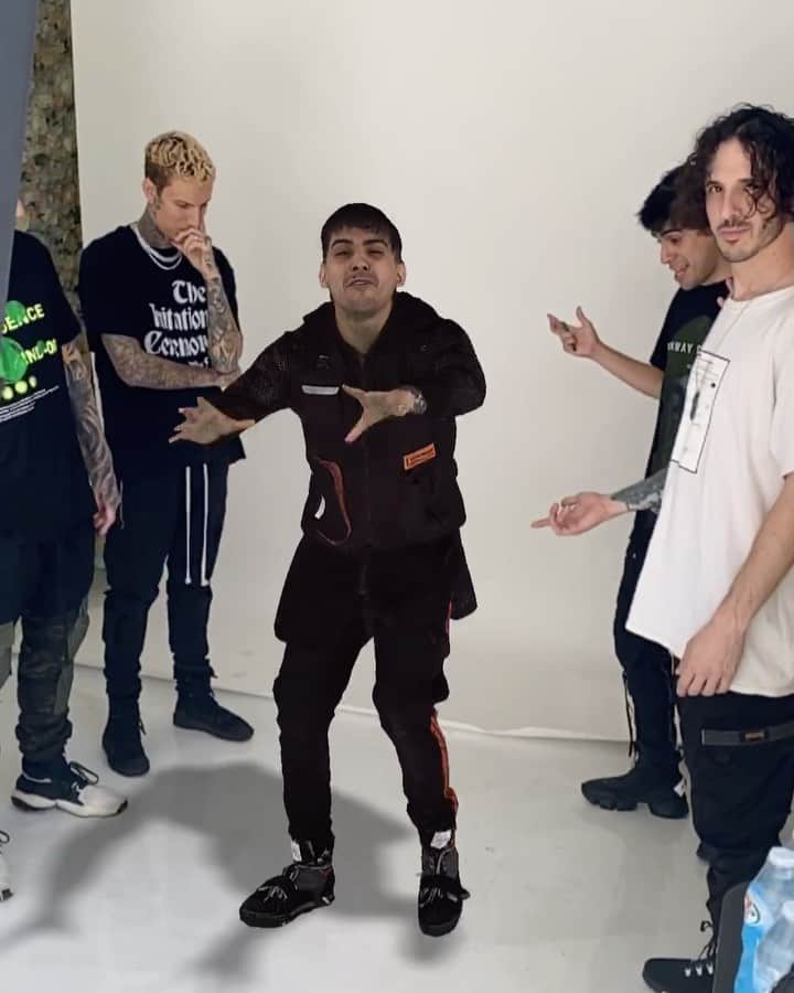 ブランドン・フーバーのインスタグラム：「Most awkward video with @realandyleo’s hologram goes to @crowntheempire 😂 We’re too old for this TikTok dancing shit 👴🏻」