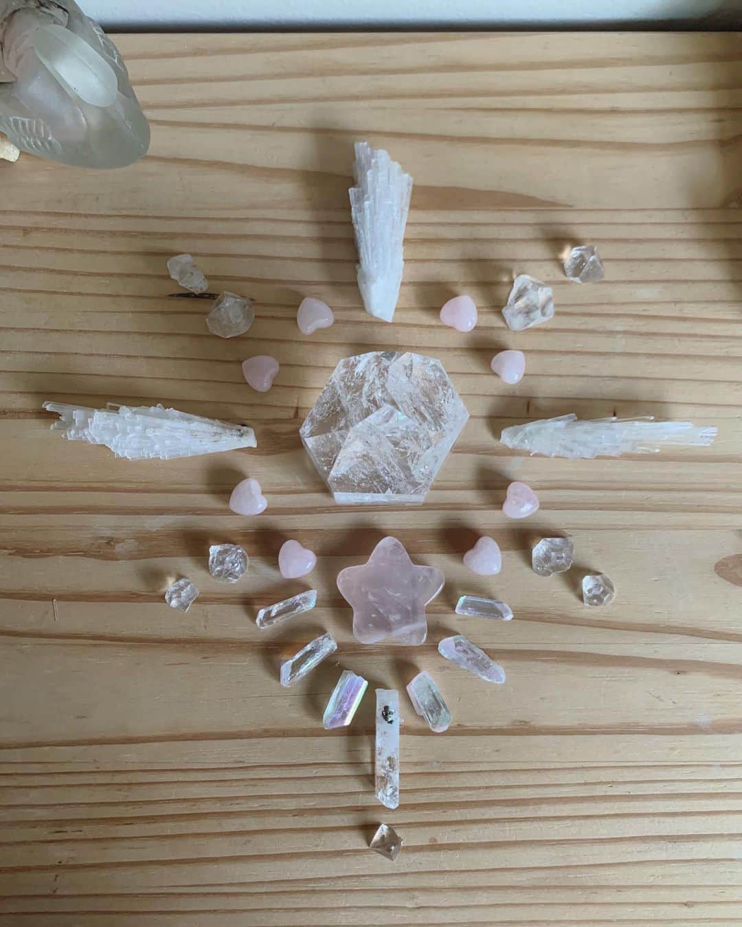OLIVIAのインスタグラム：「Today’s #crystalgrid Thank you @vvitchmountaincrystals for this radiant Brazilian clear quartz - centerpiece.」