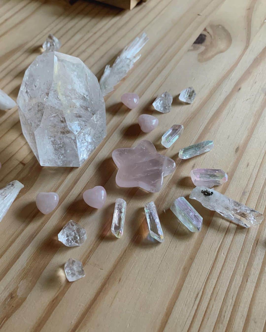 OLIVIAさんのインスタグラム写真 - (OLIVIAInstagram)「Today’s #crystalgrid Thank you @vvitchmountaincrystals for this radiant Brazilian clear quartz - centerpiece.」5月26日 11時02分 - olivialufkin