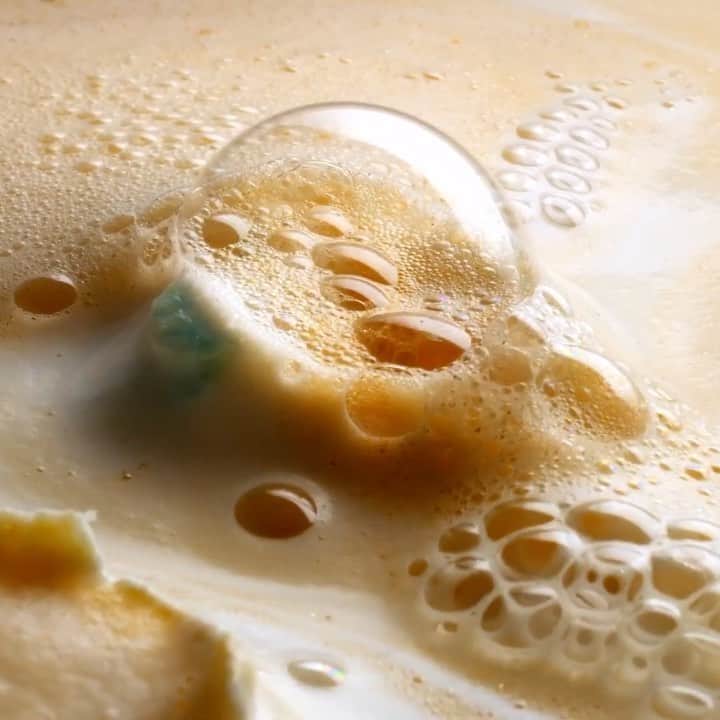 のインスタグラム：「自分が一番リラックスできるベッドタイムルーティンはバスルームから🛀  #風呂の日 の今日はバスボムの安らぐ香りと入浴で心地よい夜を迎えませんか💤  #お風呂 #入浴 #バスタイム #睡眠 #バスボム #WeTheBathers #Lush #ラッシュ」