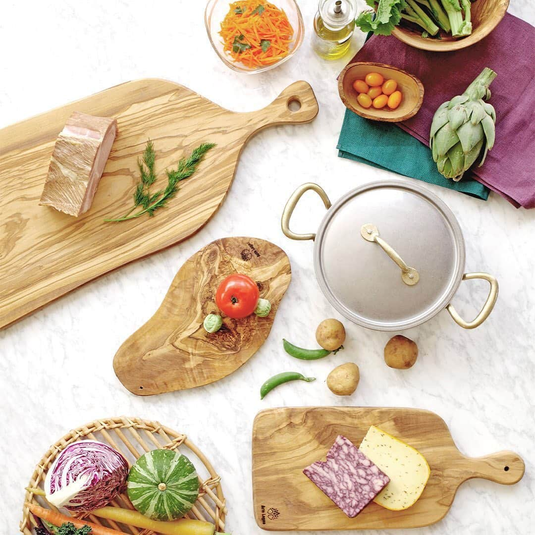 Timeless Comfort さんのインスタグラム写真 - (Timeless Comfort Instagram)「【Let's Enjoy Cooking! Artelegno Olive wood Kitchen tools】﻿ ﻿ Artelegno(アルテレニョ）は、樹齢200～300年の厳選されたオリーブウッドのみを使用したキッチンツールのブランドです。﻿ ベテランの職人の手によって1点ずつハンドメイドされており、材質の色や木目の個性を生かすため、形や大きさが微妙に違うのが特徴です。﻿ ﻿ その材質は非常に強固で、傷もつきにくく、何年も使うことにより、味わいが増していき、天然木材ならではの風合いを楽しんでいただけます。　﻿ ﻿ 持ち手付のカッティングボードは、まな板としてだけでなく、前菜やフルーツなどを載せてサーブするのにもぴったり。﻿ ちょっとしたおかずの取り分けにぴったりのスプーンや、ひっくり返せば蓋になるコースターなど、さまざまなアイテムを取り揃えています。﻿ ﻿ 表面が乾いてきたら、時々食用オイルを塗ってお手入れをしてあげてください。﻿ 乾燥とカビの侵入を防ぎ、長くお使いいただくコツです。﻿ ﻿ 店頭では、木の形を活かしたナチュラルな形状の物もご用意しています。﻿ お気に入りの形を探すのも楽しい時間になりそうな、そんなキッチンツールです。﻿ ﻿ ■Artelegno(アルテレニョ）﻿ カッティングボード：1,500円～﻿ コースター：1,200円～﻿ サラダボウル：4,700円～　など（すべて税込価格）﻿ ﻿ ※TIMELESS COMFORT各店、EC各店で取り扱いがございます。店舗により取り扱いのアイテムが異なります。﻿ ﻿ #TIMELESSCOMFORT #タイムレスコンフォート #interiorshop #インテリアショップ　#lifestyleshop #ライフスタイルショップ ﻿ #kitchentools #artelegno #madeinitaly #olivewood #キッチンツール﻿」5月26日 11時17分 - timeless_comfort