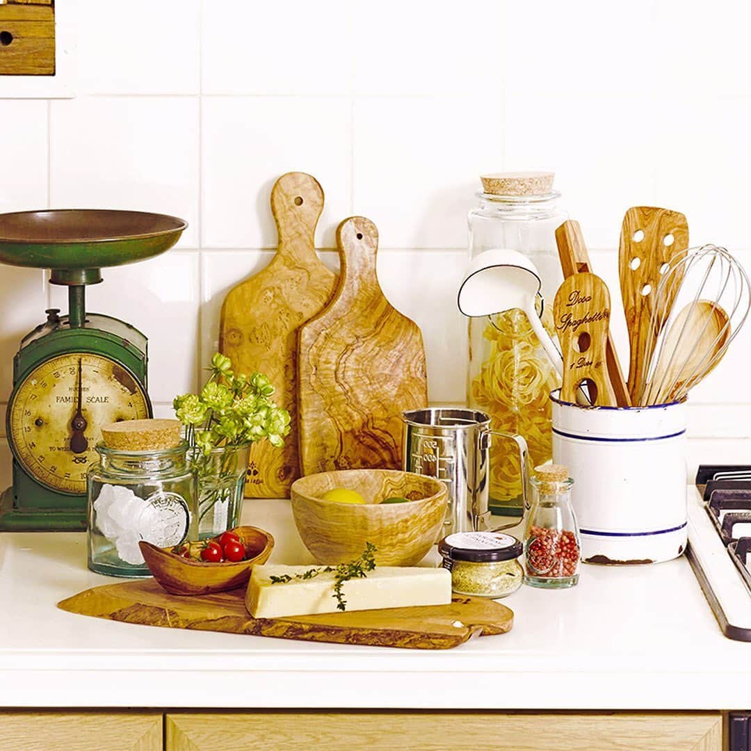 Timeless Comfort さんのインスタグラム写真 - (Timeless Comfort Instagram)「【Let's Enjoy Cooking! Artelegno Olive wood Kitchen tools】﻿ ﻿ Artelegno(アルテレニョ）は、樹齢200～300年の厳選されたオリーブウッドのみを使用したキッチンツールのブランドです。﻿ ベテランの職人の手によって1点ずつハンドメイドされており、材質の色や木目の個性を生かすため、形や大きさが微妙に違うのが特徴です。﻿ ﻿ その材質は非常に強固で、傷もつきにくく、何年も使うことにより、味わいが増していき、天然木材ならではの風合いを楽しんでいただけます。　﻿ ﻿ 持ち手付のカッティングボードは、まな板としてだけでなく、前菜やフルーツなどを載せてサーブするのにもぴったり。﻿ ちょっとしたおかずの取り分けにぴったりのスプーンや、ひっくり返せば蓋になるコースターなど、さまざまなアイテムを取り揃えています。﻿ ﻿ 表面が乾いてきたら、時々食用オイルを塗ってお手入れをしてあげてください。﻿ 乾燥とカビの侵入を防ぎ、長くお使いいただくコツです。﻿ ﻿ 店頭では、木の形を活かしたナチュラルな形状の物もご用意しています。﻿ お気に入りの形を探すのも楽しい時間になりそうな、そんなキッチンツールです。﻿ ﻿ ■Artelegno(アルテレニョ）﻿ カッティングボード：1,500円～﻿ コースター：1,200円～﻿ サラダボウル：4,700円～　など（すべて税込価格）﻿ ﻿ ※TIMELESS COMFORT各店、EC各店で取り扱いがございます。店舗により取り扱いのアイテムが異なります。﻿ ﻿ #TIMELESSCOMFORT #タイムレスコンフォート #interiorshop #インテリアショップ　#lifestyleshop #ライフスタイルショップ ﻿ #kitchentools #artelegno #madeinitaly #olivewood #キッチンツール﻿」5月26日 11時17分 - timeless_comfort