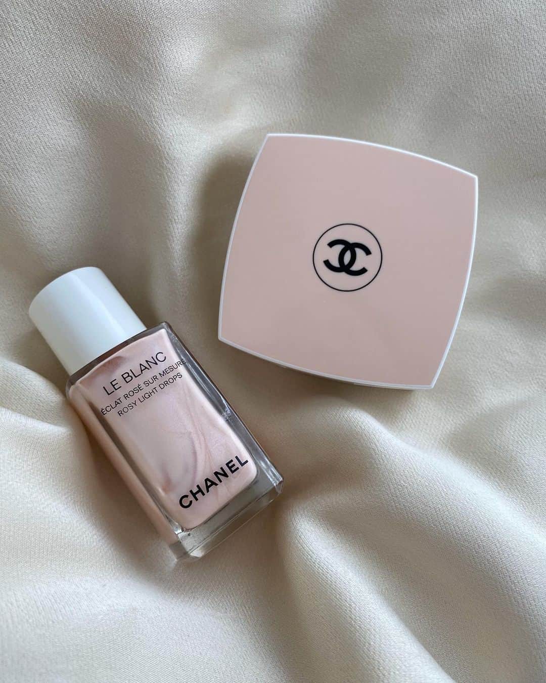 May J.さんのインスタグラム写真 - (May J.Instagram)「Catch the ROSY light🌞🍑 メイクの仕上げに光が欲しい所に指でトントンのせると、ほどよい艶肌が完成。最近一番かかせないアイテム🤍  #ROSY #highlighter #skin #beauty #chanel  #leblanc #pink #foundationbase #glow #makeup」5月26日 11時11分 - mayjamileh
