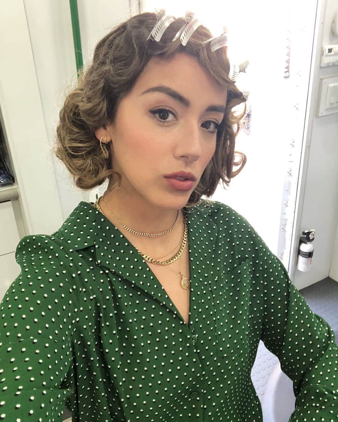 クロエ・ベネットのインスタグラム：「1930’s hair and make-up test for Daisy ••• the 7th and final season of #agentsofshield premiers in two days 🤍🤍」