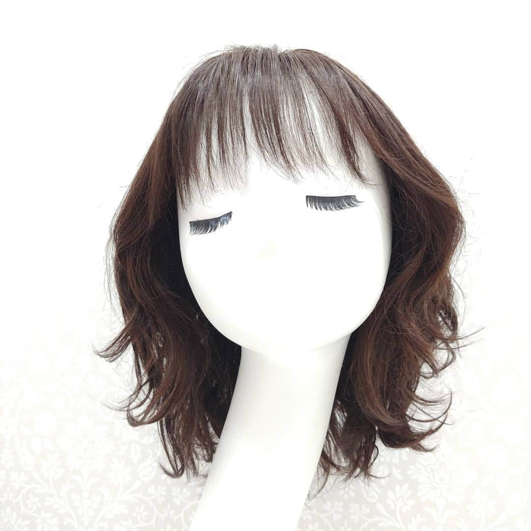 AQUADOLL アクアドールウィッグさんのインスタグラム写真 - (AQUADOLL アクアドールウィッグInstagram)「こんにちは、アクアドール梅田サロンささきです☺️ ・ 梅田サロン限定品 一点限りのスタイルのご紹介です ・ 肩につくくらいのボブで 毛先が外ハネの アクティブなMIXウェーブです❤ ・ 整いすぎないラフな感じが好きな方へオススメです🥰 ・ 夏に向かう今の季節は 短めや、ラフなスタイルへ チェンジするのに良い時期かと思います。 ぜひ、お試しにいらしてくださいね😀 pwm00B Msize CBKM ¥54,800（税抜） 梅田サロン限定品 一点限り ・ #AQUADOLL #アクアドール  #アクアドールヴィーナス#アクアドールウィッグ#医療用ウィッグ#ウィッグ#wig#カツラ #かつら#ウィッグ生活#抗がん剤#抗がん剤治療#副作用#乳がん#がん#がん患者#脱毛症#円形脱毛 #円形脱毛症#自己免疫疾患#多発性脱毛症#薄毛#抜毛症 #大阪 #梅田駅すぐ #ウィッグ生活 #ウィッグ#外ハネ #ボブスタイル #人毛ミックスウィッグ #ウィッグアレンジ」5月26日 11時26分 - aquadollwig