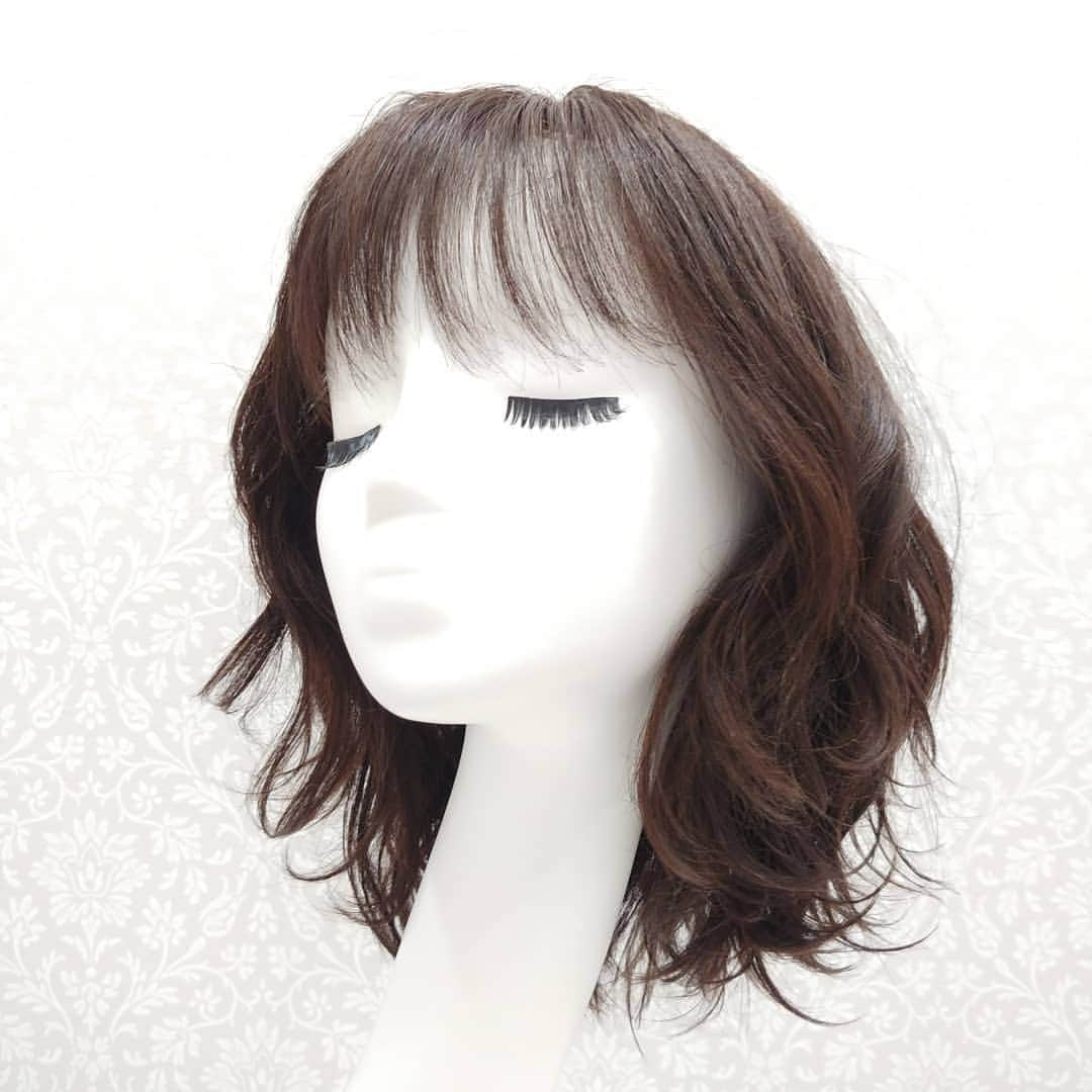 AQUADOLL アクアドールウィッグさんのインスタグラム写真 - (AQUADOLL アクアドールウィッグInstagram)「こんにちは、アクアドール梅田サロンささきです☺️ ・ 梅田サロン限定品 一点限りのスタイルのご紹介です ・ 肩につくくらいのボブで 毛先が外ハネの アクティブなMIXウェーブです❤ ・ 整いすぎないラフな感じが好きな方へオススメです🥰 ・ 夏に向かう今の季節は 短めや、ラフなスタイルへ チェンジするのに良い時期かと思います。 ぜひ、お試しにいらしてくださいね😀 pwm00B Msize CBKM ¥54,800（税抜） 梅田サロン限定品 一点限り ・ #AQUADOLL #アクアドール  #アクアドールヴィーナス#アクアドールウィッグ#医療用ウィッグ#ウィッグ#wig#カツラ #かつら#ウィッグ生活#抗がん剤#抗がん剤治療#副作用#乳がん#がん#がん患者#脱毛症#円形脱毛 #円形脱毛症#自己免疫疾患#多発性脱毛症#薄毛#抜毛症 #大阪 #梅田駅すぐ #ウィッグ生活 #ウィッグ#外ハネ #ボブスタイル #人毛ミックスウィッグ #ウィッグアレンジ」5月26日 11時26分 - aquadollwig
