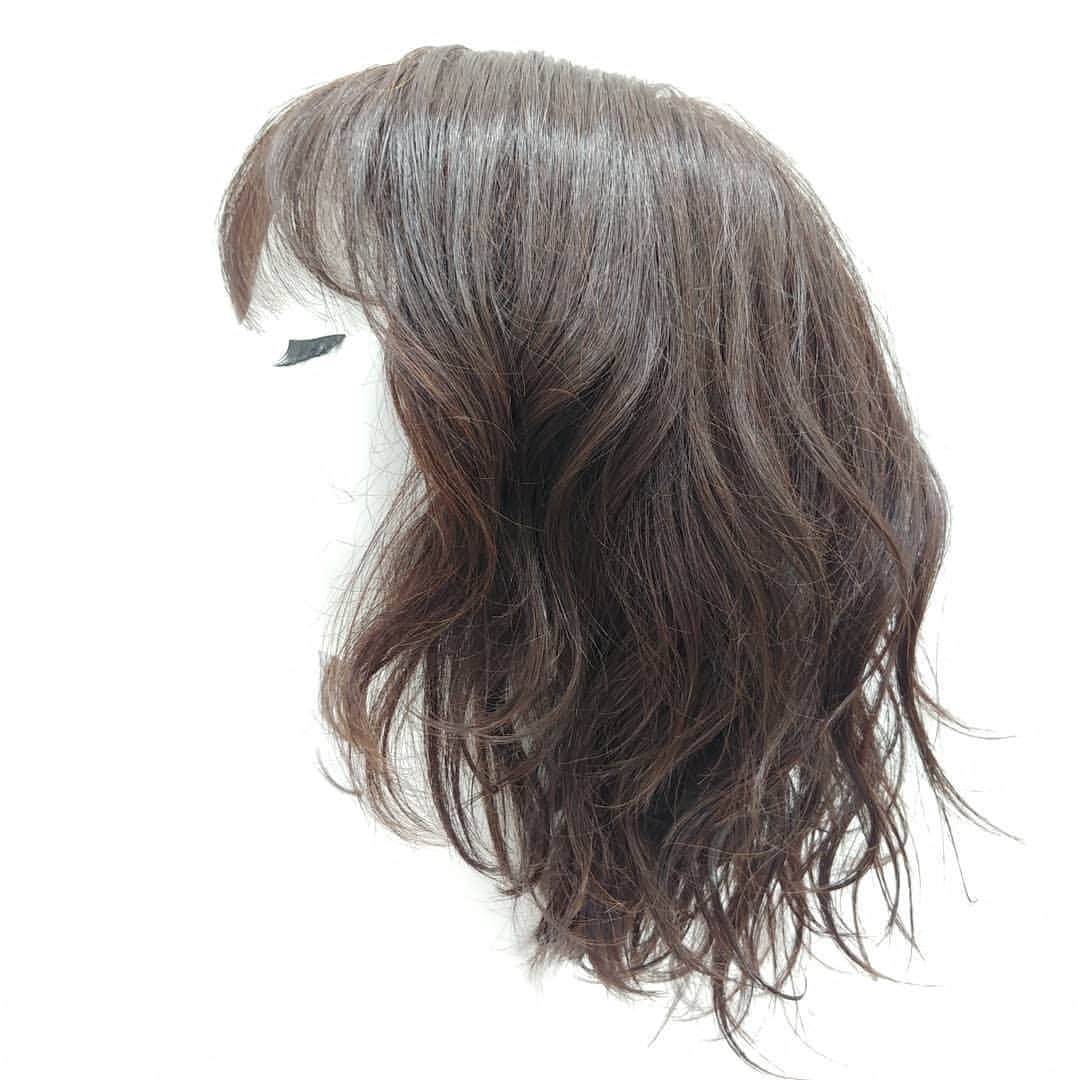 AQUADOLL アクアドールウィッグさんのインスタグラム写真 - (AQUADOLL アクアドールウィッグInstagram)「こんにちは、アクアドール梅田サロンささきです☺️ ・ 梅田サロン限定品 一点限りのスタイルのご紹介です ・ 肩につくくらいのボブで 毛先が外ハネの アクティブなMIXウェーブです❤ ・ 整いすぎないラフな感じが好きな方へオススメです🥰 ・ 夏に向かう今の季節は 短めや、ラフなスタイルへ チェンジするのに良い時期かと思います。 ぜひ、お試しにいらしてくださいね😀 pwm00B Msize CBKM ¥54,800（税抜） 梅田サロン限定品 一点限り ・ #AQUADOLL #アクアドール  #アクアドールヴィーナス#アクアドールウィッグ#医療用ウィッグ#ウィッグ#wig#カツラ #かつら#ウィッグ生活#抗がん剤#抗がん剤治療#副作用#乳がん#がん#がん患者#脱毛症#円形脱毛 #円形脱毛症#自己免疫疾患#多発性脱毛症#薄毛#抜毛症 #大阪 #梅田駅すぐ #ウィッグ生活 #ウィッグ#外ハネ #ボブスタイル #人毛ミックスウィッグ #ウィッグアレンジ」5月26日 11時26分 - aquadollwig