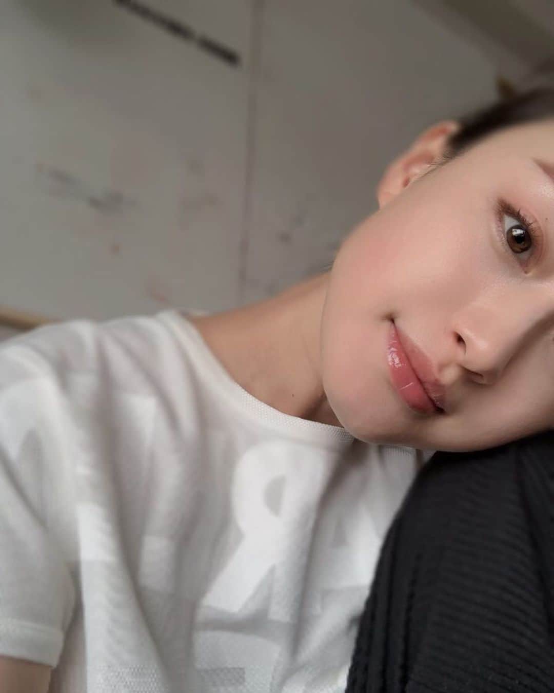 田中マヤさんのインスタグラム写真 - (田中マヤInstagram)「ナチュラルな唇💋にしたい時に このふたつ✨ ・ すっぴんの時でも、 コレを塗るだけで、みずみずしさと血色感が出て👍✨ メイクした時に使うと 唇に透明感と、ナチュラル感が出て👍✨ ・ どちらもないと困るアイテム😌 ◾️ROSE LABO ローズリップ美容液 @roselabo.japan  国産の農薬不使用で育てられた バラ（食べられるバラ）でつくられた天然成分100%のリップ美容液。 リップグロスのようなツヤとテクスチャーなのに、ベタっとした嫌な感じがないんです✨✨ 唇のフィット感がタイプだし 無香なのも使いやすいの💕 寝る前に塗ると翌朝もふっくら💋 ◾️アルジェラン ピュアプリムローズ　@argelanofficial （使いすぎてロゴが消えちゃった😅） 100%ミネラルカラーの発色で、 ナチュラルな血色感がすごく好き✨ ・ リップケアは1日に何度もするから どちらも天然成分で安心して使えるのも◉ ・ #ローズラボ #アルジェラン #リップケア #リップ美容液 #オーガニックコスメ #roselabo #argelan #organiccosmetics #cosmetics #lip #organic #love #셀스타그램 #셀피 #셀카 #일상 #데일리 #뷰티 #미용 #좋아요 #화장품 #유기농 #유기농화장품 #립」5月26日 11時28分 - tanakamaya__official