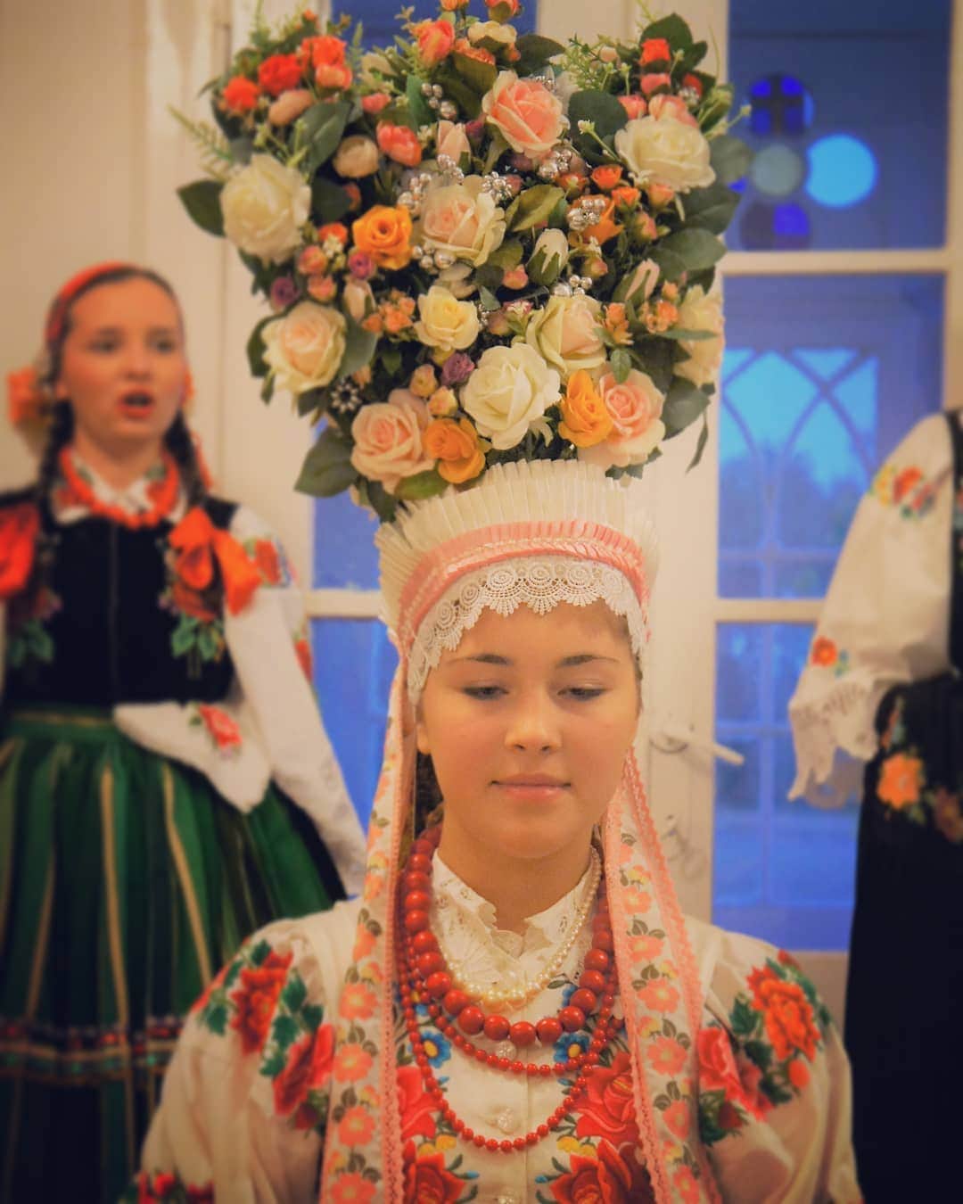 ポーランド政府観光局 ZOPOT w Tokioのインスタグラム：「写真で旅するポーランド🇵🇱 ウォヴィチのかわいい花嫁さんです。花束💐をまるごと飾ったような飾りが見事。😍」